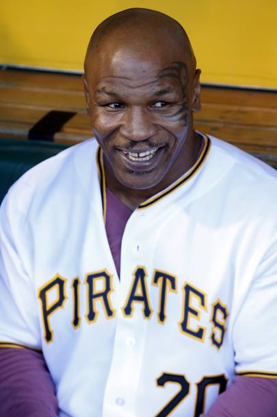 Mike Tyson apre il match di baseball tra i Pittsburgh Pirates e i Milwaukee Brewers (Olycom)